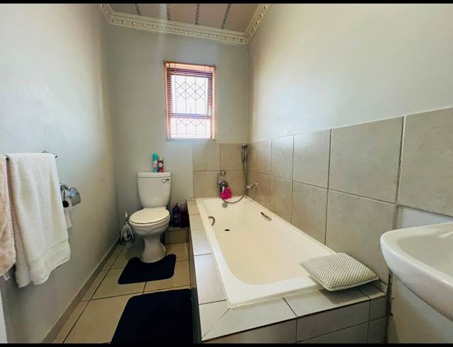 2 BEDROOM APARTMENT FOR SALE IN NEWLANDS EAST